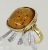 BERNSTEINRING 750/000 Gelbgold. Ringgr. 58, Brutto ca. 5g AN AMBER RING 750/000 yellow gold. Ring