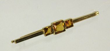 BROSCHE 585/000 Gelbgold mit 3 Madeiracitrinen. L.7cm, Brutto ca. 6,6g A BROOCH 585/000 yellow