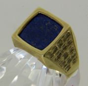 HERRENRING 585/000 Gelbgold mit Lapislazuli. Gr. 64, Brutto ca. 8g A MEN'S RING 585/000 yellow