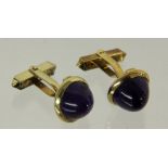 PAAR MANSCHETTENKNÖPFE 585/000 Gelbgold mit Amethysten. Brutto ca. 10,9g A PAIR OF CUFFLINKS 585/000