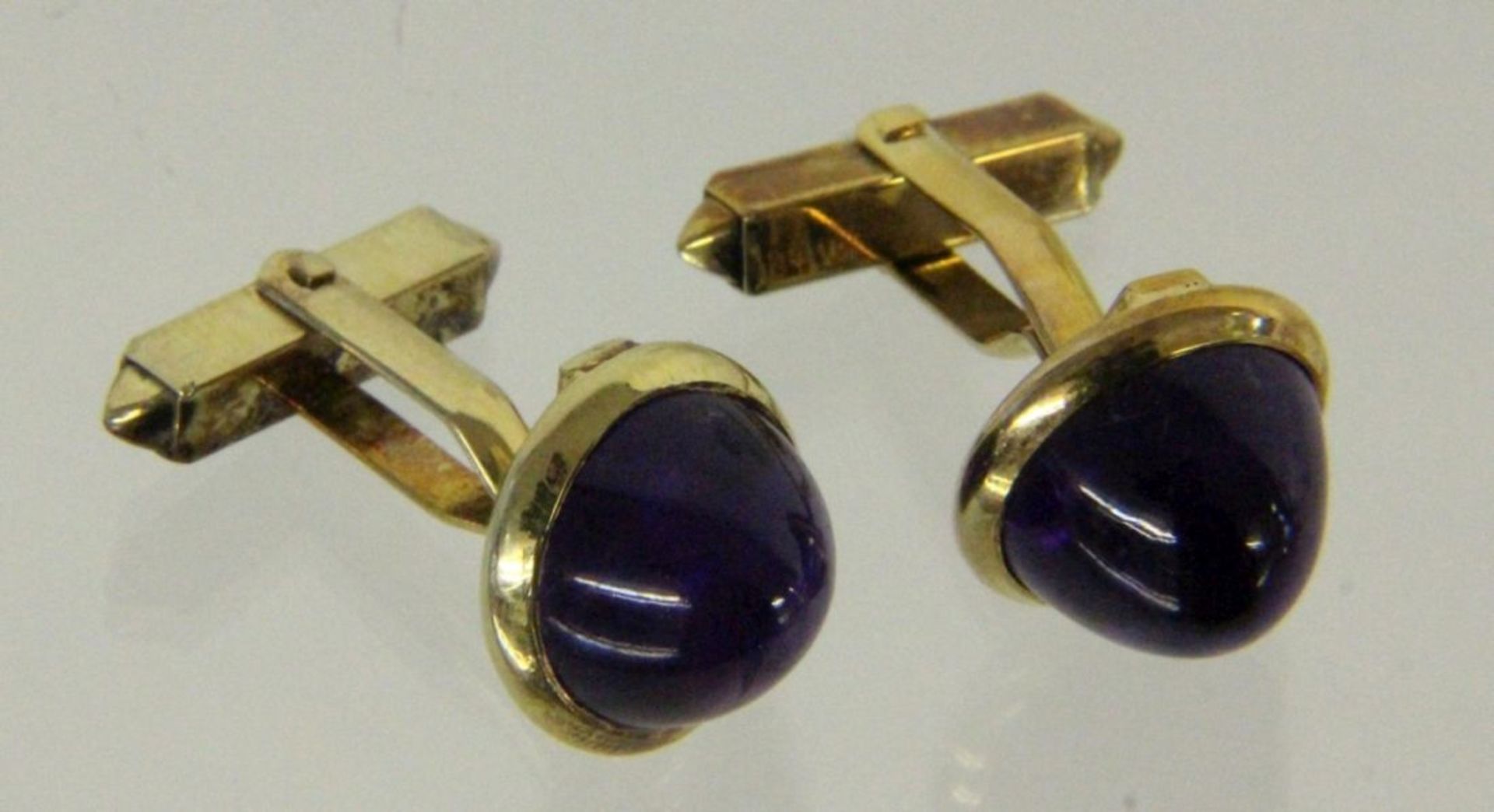 PAAR MANSCHETTENKNÖPFE 585/000 Gelbgold mit Amethysten. Brutto ca. 10,9g A PAIR OF CUFFLINKS 585/000