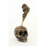 TOTENKOPFPFEIFE umwickelt von einer Schlange und Totenschädel aus Metall. H.15cm. Min. besch. A