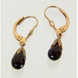 PAAR GRANAT-OHRHÄNGER 585/000 Rotgold. L.25mm, Brutto ca. 2,4g A PAIR OF GARNET DROP EARRINGS 585/