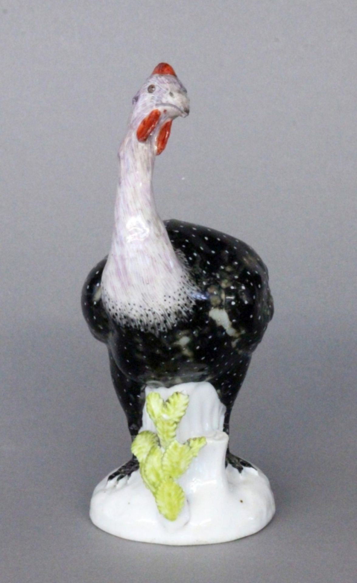 PERLHUHN wohl Meissen, 18.Jh. Naturalistisch staffierte Porzellanfigur auf Natursockel. Unglasierter - Bild 2 aus 2
