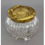 DECKELDOSE Frankreich um 1900 Farbloses Glas mit geschliffenem Dekor und goldfarbenem