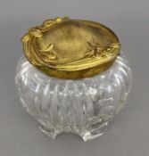 DECKELDOSE Frankreich um 1900 Farbloses Glas mit geschliffenem Dekor und goldfarbenem
