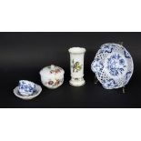 LOT VON 4 TEILEN MEISSEN 19./20.Jh. Zwiebelmuster-Schale mit ausgesägter Wandung (Fuß fehlt),