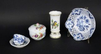 LOT VON 4 TEILEN MEISSEN 19./20.Jh. Zwiebelmuster-Schale mit ausgesägter Wandung (Fuß fehlt),