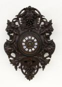 SCHWARZWÄLDER WANDUHR um 1900 Reich beschnitzter Eichenholzkasten. Holzziffernblatt mit