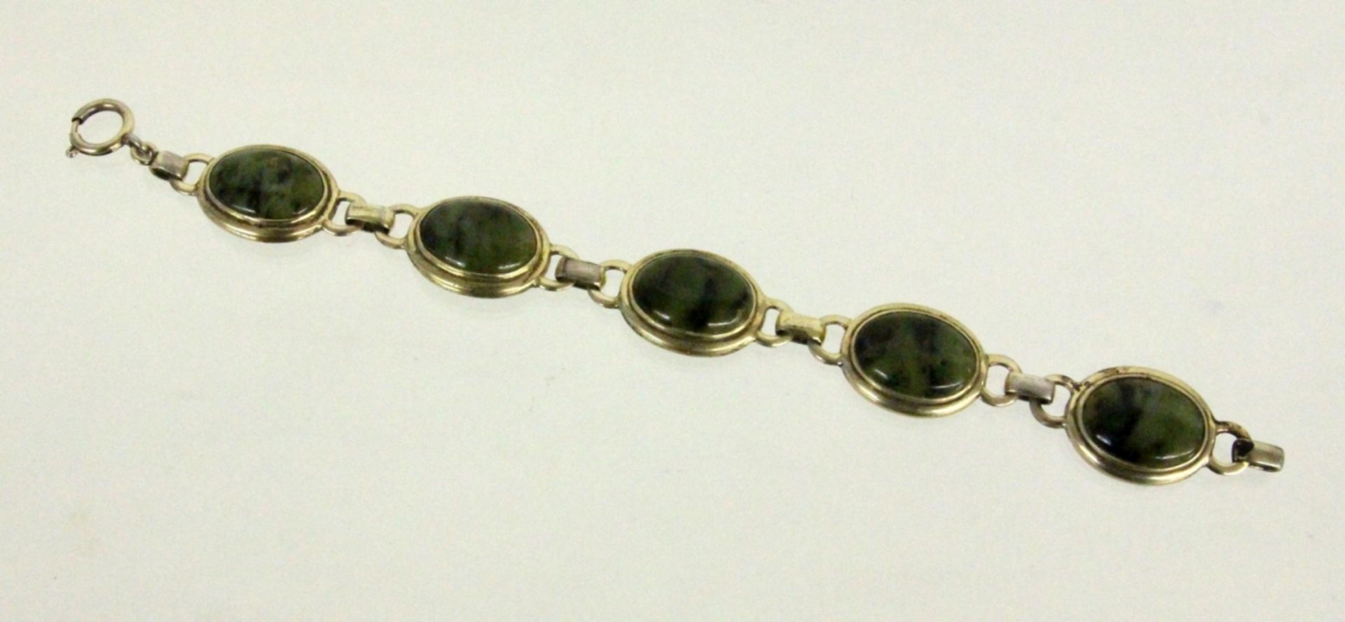 ARMBAND Silber mit 5 Moosachat-Cabochons. L.19cm Ohne Stempel, geprüft. Brutto ca. 22,40g A BRACELET