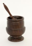 HOLZMÖRSER MIT STÖSSEL Mahagoni. H.14,5cm A WOODEN MORTAR AND PESTLE Mahogany. 14.5 cm high