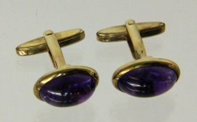 PAAR MANSCHETTENKNÖPFE 333/000 Gelbgold mit Amethysten. Brutto ca. 8,4g A PAIR OF CUFFLINKS 333/