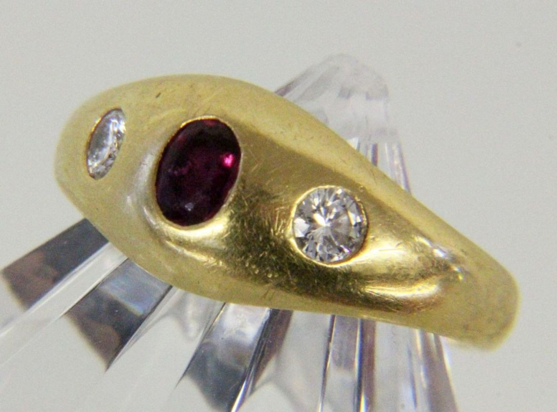 DAMENRING 750/000 Gelbgold mit Rubin und 2 Brillanten von zus. ca. 0,2ct, W/si. Ringgr. 58, Brutto