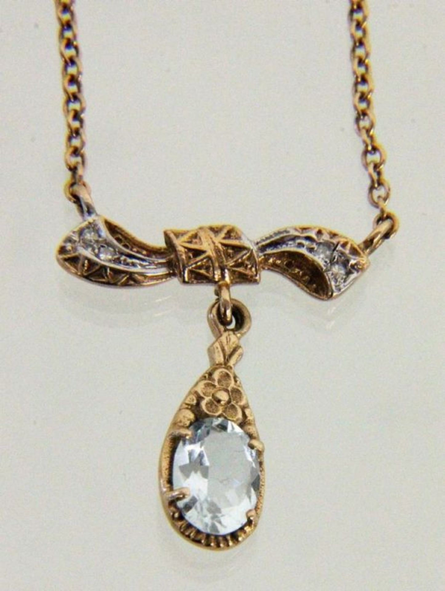 COLLIER IM JUGENDSTIL 585/000 Rotgold mit Aquamarin. Brutto ca. 5,2g AN ART NOUVEAU STYLE NACKLACE