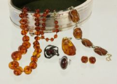 LOT VON 6 TEILEN BERNSTEINSCHMUCK teils mit Silberfassung. Brutto ca. 62g A LOT OF 6 AMBER JEWELLERY