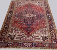 ALTER HERIS, PERSIEN. 373x262cm AN OLD HERIZ RUG, PERSIA. 373 x 262 cm