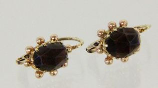 PAAR OHRHÄNGER 585/000 Roségold mit Granat. L.2cm, Brutto ca. 2,8g A PAIR OF EARRINGS 585/000 rose