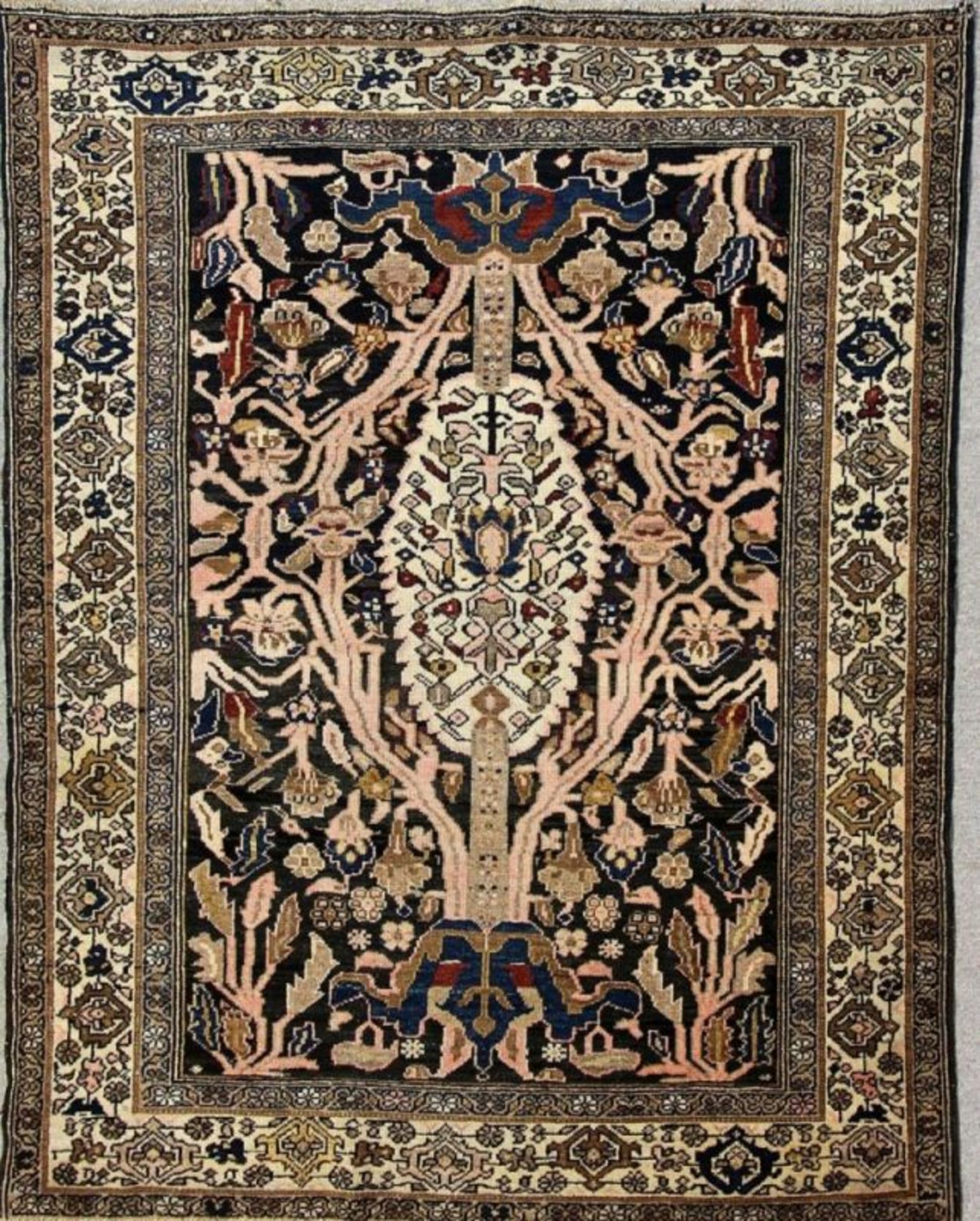 ALTER ISFAHAN. Persien. 147x125cm. Mit Zertifikat AN OLD ISFAHAN RUG Persia. 147 x 125 cm. With
