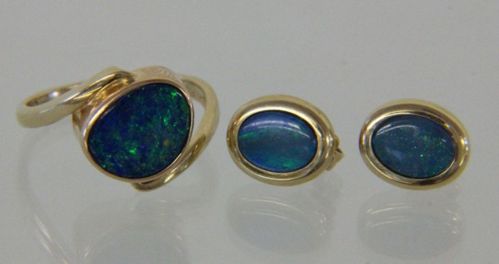 OPALRING 585/000 Gelbgold mit schwarzem Opal auf Muttergestein. Ringgr. 58. Dazu paar Ohrstecker,