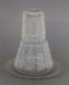 NACHTKARAFFE MIT BECHER UND U-TELLER um 1900 Farbloses Glas mit geätztem Dekor. H.20cm A BONNE