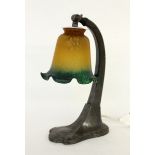 TISCHLAMPE Zinn mit farbigem Lambenschirm. H.32cm A TABLE LAMP Pewter with coloured lamp shade. 32