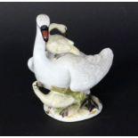 SCHWANENGRUPPE Meissen, 19.Jh. Schwanenmutter mit zwei Jungen. Naturalistische Bemalung. H.12cm