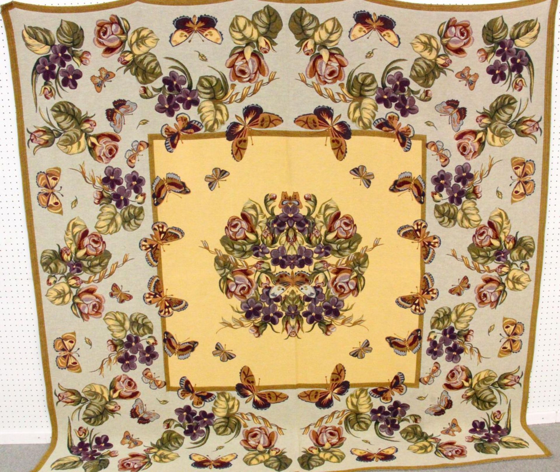 FLÄMISCHE TAPISSERIE "PAPILLON" mit farbigem Blumenmuster und Schmetterling. Comag, Belgien.