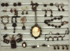 LOT VON 19 TEILEN GRANATSCHMUCK meist Silber, teils vergoldet A LOT OF 19 GARNET JEWELLERY PIECES