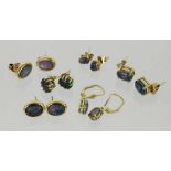 LOT VON 5 TEILEN OHRSCHMUCK585/000 Gelbgold mit schwarzen Opaltripletten. Brutto ca. 14gA LOT OF 5