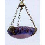 DECKENLAMPE IM JUGENDSTILFarbloses Glas mit violetten und blauen Pulvereinschmelzungen. Vergoldete