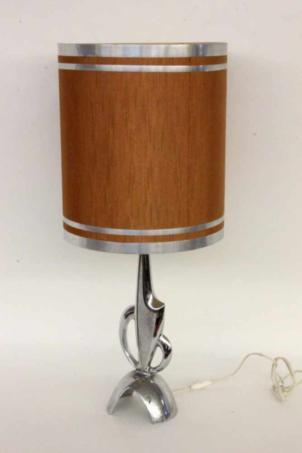 DESIGNER TISCHLAMPEVerchromter Metallfuß mit seidenbespanntem Schirm. H.71cmA DESIGNER TABLE LAMP