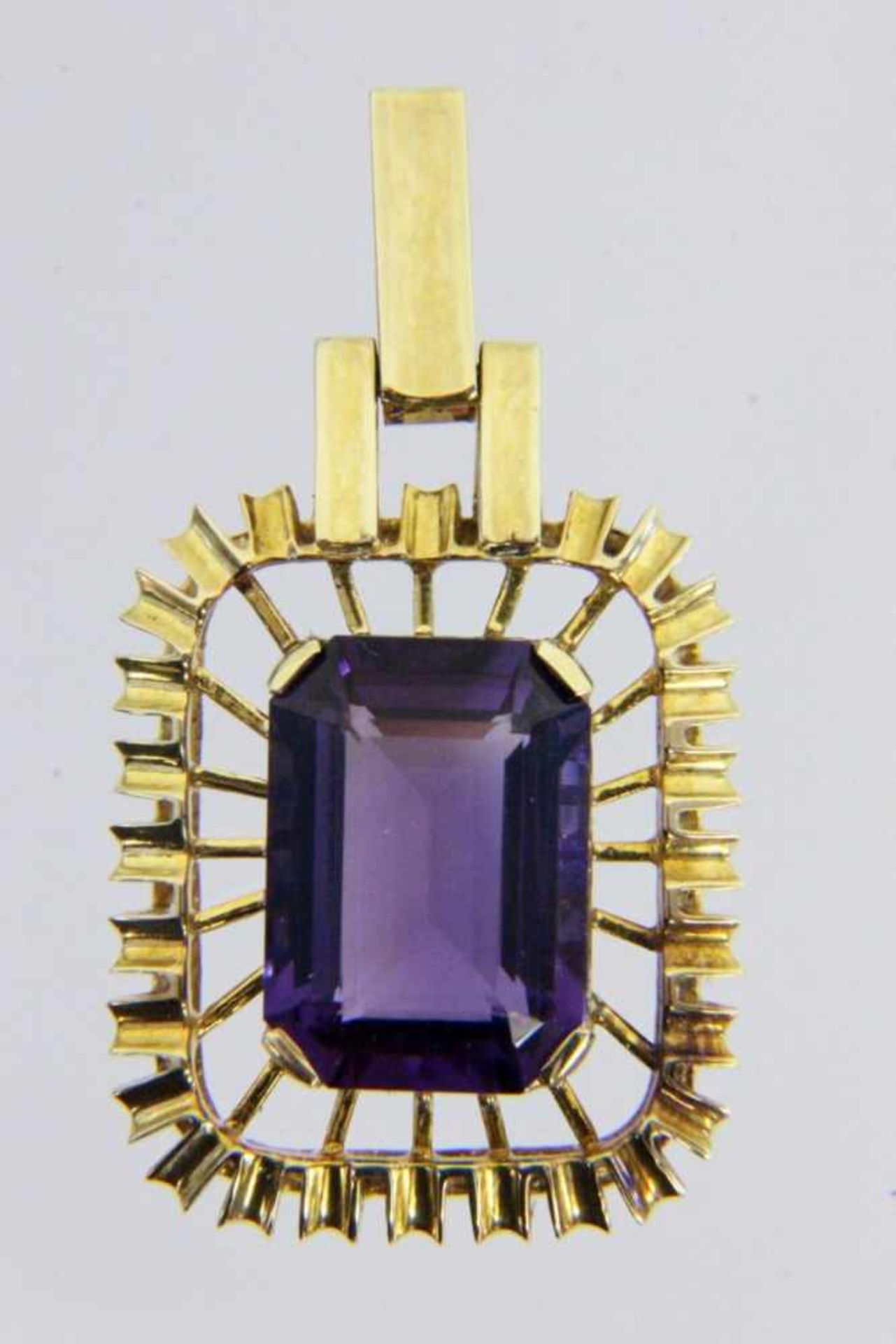 ANHÄNGER585/000 Gelbgold mit Amethyst. L.4,5cm, Brutto ca. 14,1gA PENDANT 585/000 yellow gold with
