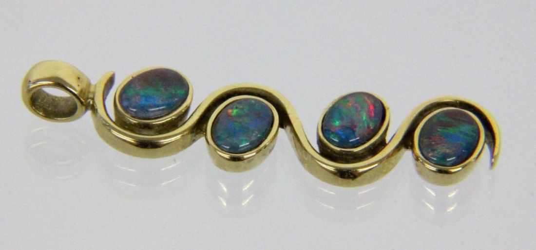 DESIGNER-ANHÄNGER585/000 Gelbgold mit 4 schwarzen Opal-Tripletten. L.47mm, Brutto ca, 7gA DESIGNER