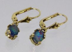 PAAR OHRHÄNGER585/000 Gelbgold mit Opalen. l.2,5cm, Brutto ca. 1,8gA PAIR OF EARRINGS 585/000 yellow