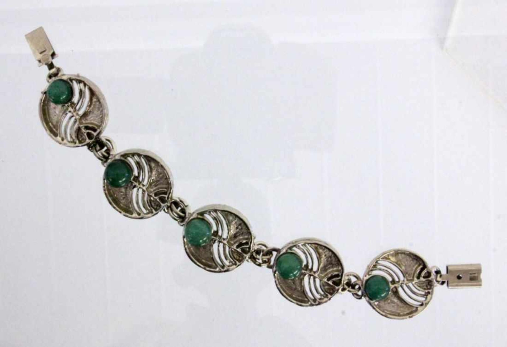 ARMBANDSilber vergoldet mit Jadekugeln. L.18,5cm, Brutto ca. 43gA BRACELET Gilt silver with jade