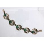 ARMBANDSilber vergoldet mit Jadekugeln. L.18,5cm, Brutto ca. 43gA BRACELET Gilt silver with jade