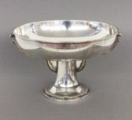 ART DECO TAFELAUFSATZ1920er Jahre Messing versilbert. H.16cm, D.24,5cmAN ART DECO CENTREPIECE