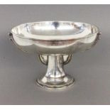 ART DECO TAFELAUFSATZ1920er Jahre Messing versilbert. H.16cm, D.24,5cmAN ART DECO CENTREPIECE