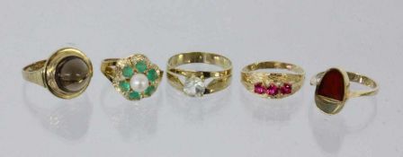 LOT VON 5 DAMENRINGEN333/000 Gelbgold mit Edelsteinen. Brutto ca. 13gA LOT OF 5 LADIES' RINGS 333/