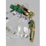 LOT VON 3 DAMENRINGEN585/000 Gelbgold mit Smaragdbesatz. Brutto ca. 7gA LOT OF 3 LADIES' RINGS 585/