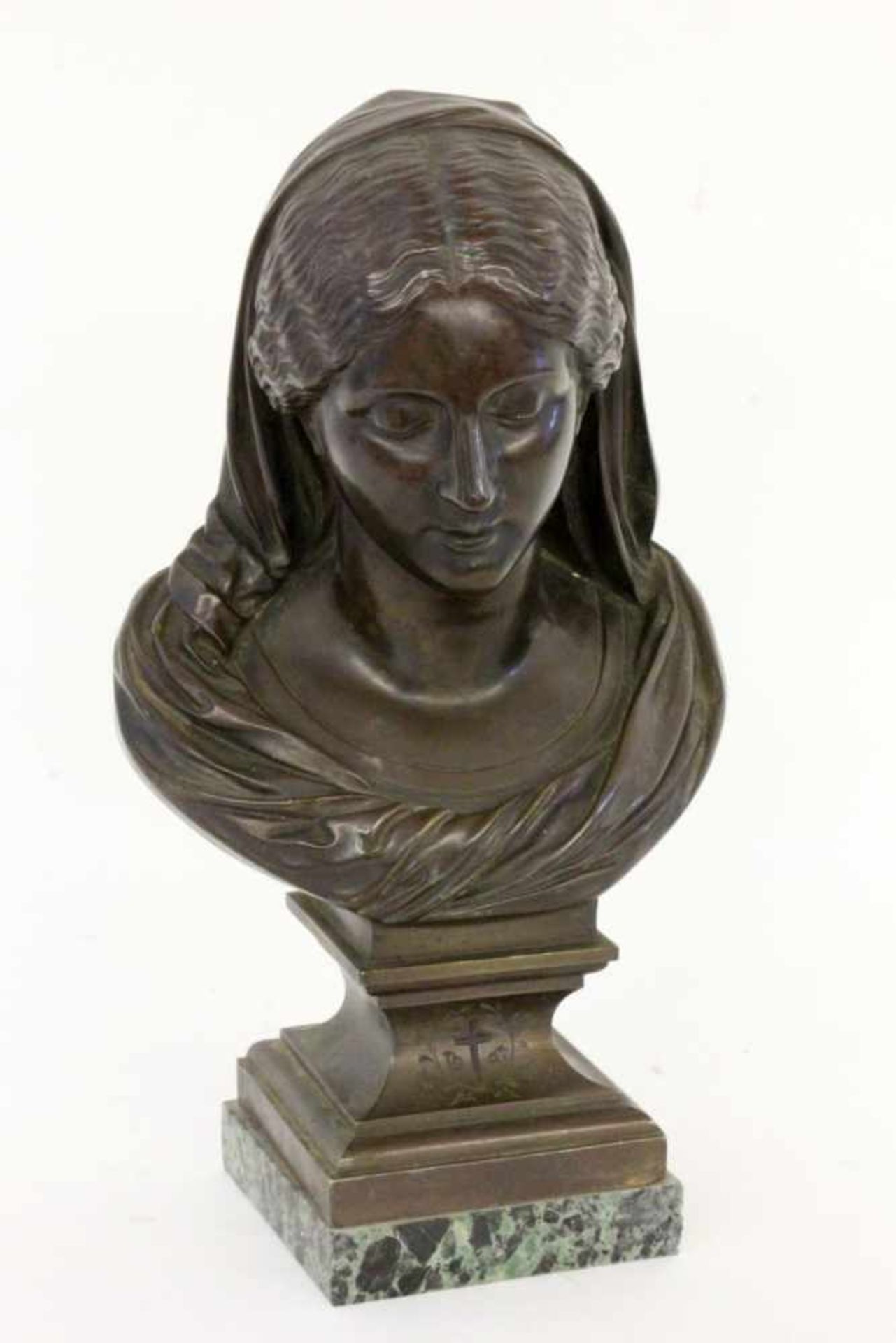 ALFRED LOUIS HABERTParis 1824 - 1893 Frauenbüste. Patinierte Bronze auf Marmorsockel. Signiert. H.