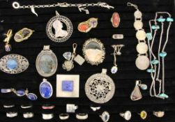 LOT VON 35 TEILEN SCHMUCKmeist Silber mit EdelsteinenA LOT OF 35 JEWELLERY PIECES mostly silver with