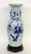 CHINESISCHE BODENVASEmit figürlichem Blaudekor. H.60cm. Min. besch. und rest.A CHINESE FLOOR VASE