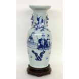 CHINESISCHE BODENVASEmit figürlichem Blaudekor. H.60cm. Min. besch. und rest.A CHINESE FLOOR VASE