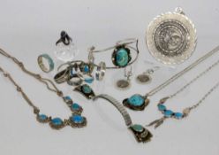 LOT VON 16 TEILEN SILBERSCHMUCKteils mit Türkisen. Brutto ca. 155gA LOT OF 16 SILVER JEWELLERY