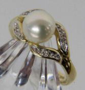 DAMENRING585/000 Gelbgold mit Zuchtperle von ca. 8mm und Diamanten. Gr. 57, Brutto ca. 3,5gA LADIES'