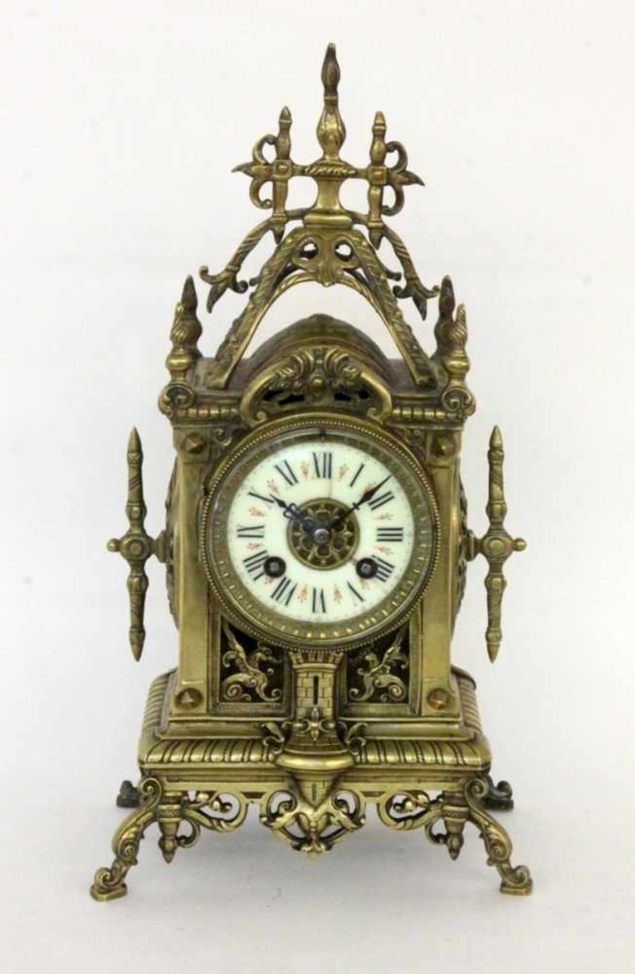 TÜRMCHENUHRFrankreich um 1880 Verziertes Messinggehäuse, Pendulenwerk mit Schlag auf Glocke. H.36cm.