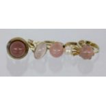 LOT VON 5 DAMENRINGEN333/000 Gelbgold mit 4 mit Rosenquarz und 1 Ring mit Perle. Brutto ca. 23,3gA