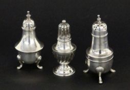 LOT VON 3 SILBERNEN SALZSTREUERNEngland um 1900 925/000 Sterling Silber. Jeweils gest.; H. 7,5-