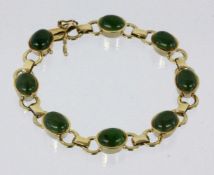 ARMBAND585/000 Gelbgold mit 8 Jade-Cabochons. L.18,5cm, Brutto ca. 22,6gA BRACELET 585/000 yellow